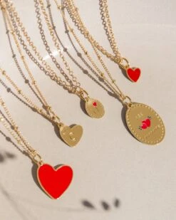 La Médaille Initiale Manoa - Rouge Et Dorée à L'or Fin 24 Carats - 10mm 36 La Médaille Initiale Manoa - Rouge Et Dorée à L'or Fin 24 Carats - 10mm -Bijoux Magasin 230AF9 1