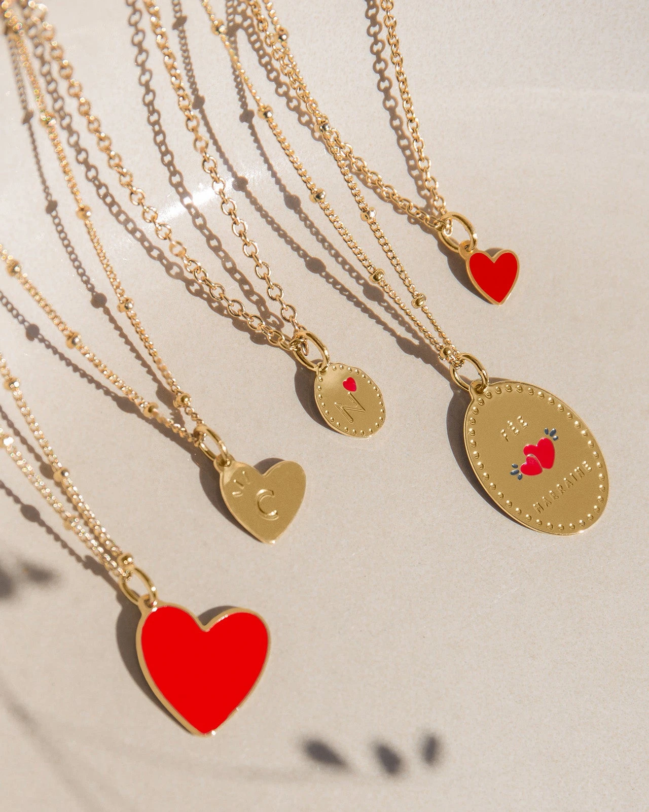 La Médaille Initiale Manoa - Rouge Et Dorée à L'or Fin 24 Carats - 10mm 19 La Médaille Initiale Manoa - Rouge Et Dorée à L'or Fin 24 Carats - 10mm – Image 17