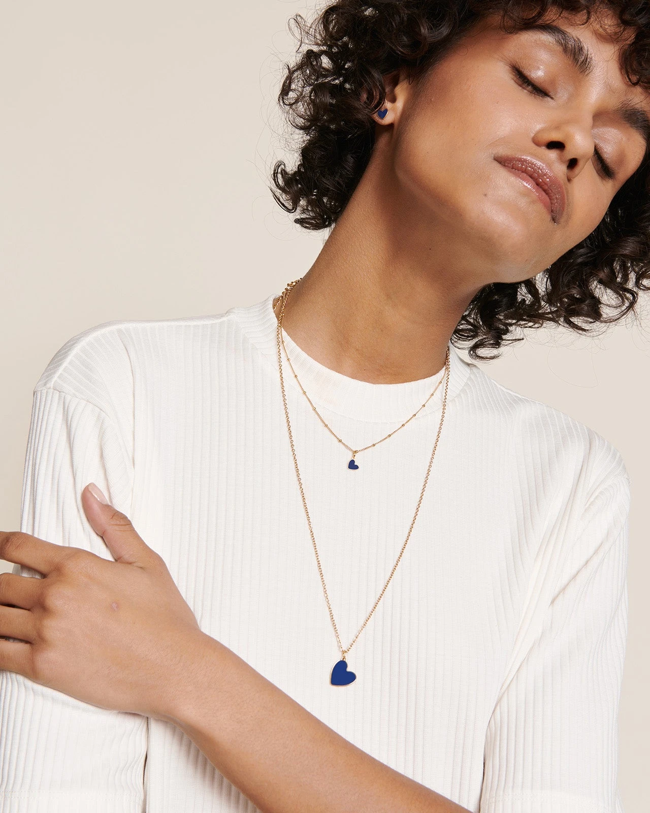 Les Boucles D'oreilles Céleste Petit Cœur Bleu - Dorées à L'or Fin 24 Carats 5 Les Boucles D'oreilles Céleste Petit Cœur Bleu - Dorées à L'or Fin 24 Carats – Image 3