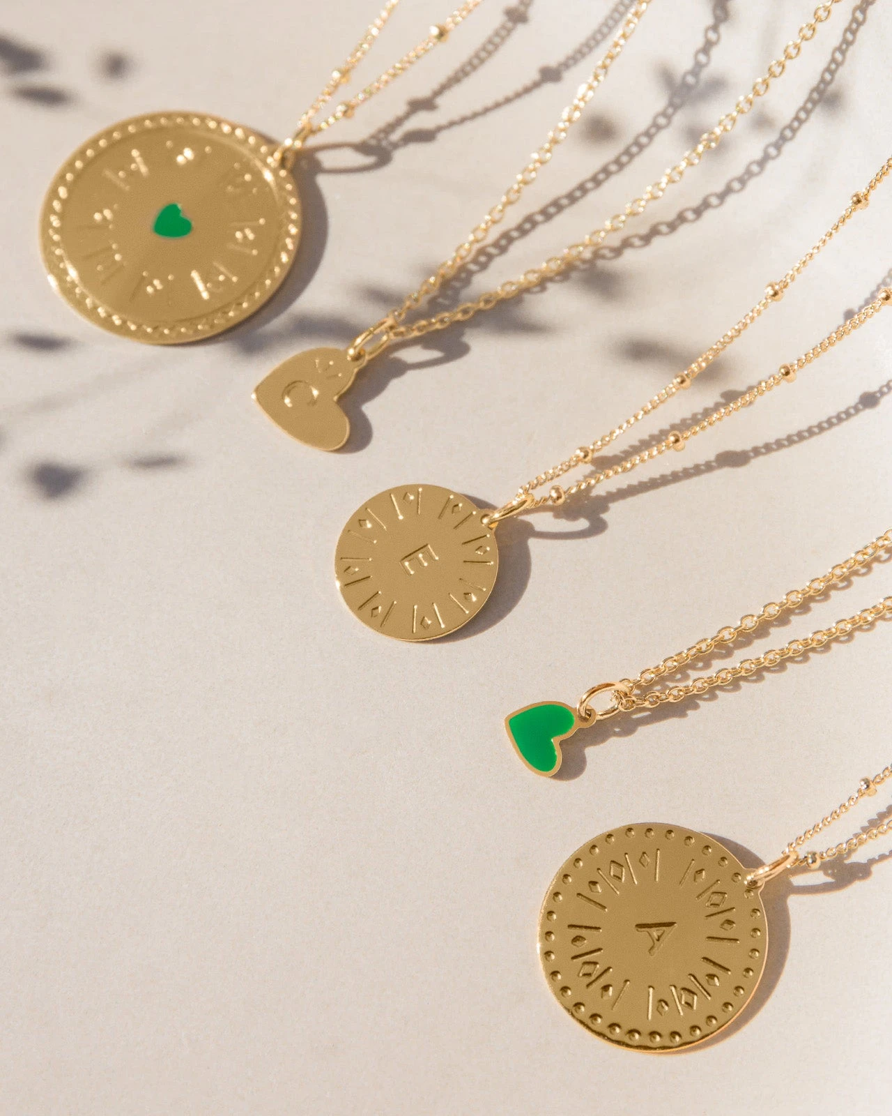 La Médaille Manon Petit Cœur Vert - Dorée à L'or Fin 24 Carats - 7mm 6 La Médaille Manon Petit Cœur Vert - Dorée à L'or Fin 24 Carats - 7mm – Image 4