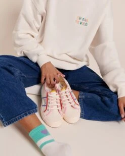 Les Tennis Superga X émoi émoi – Adulte – Ivoire -Bijoux Magasin 23SBasketSupergafemme sweatloverunstheworldfemme chausettescoeur jeanindigo emoiemoi LOOK18 1890web