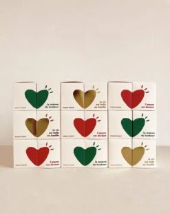 La Bougie La Maison Du Bonheur En Cire Végétale - Senteur Ambre - Vert Sapin -Bijoux Magasin 23SBougieL amourestdeclarerouge Bougielavieestbelleenfamilledore Bougielamaisondubonheurvertemoiemoi IMG 7601web