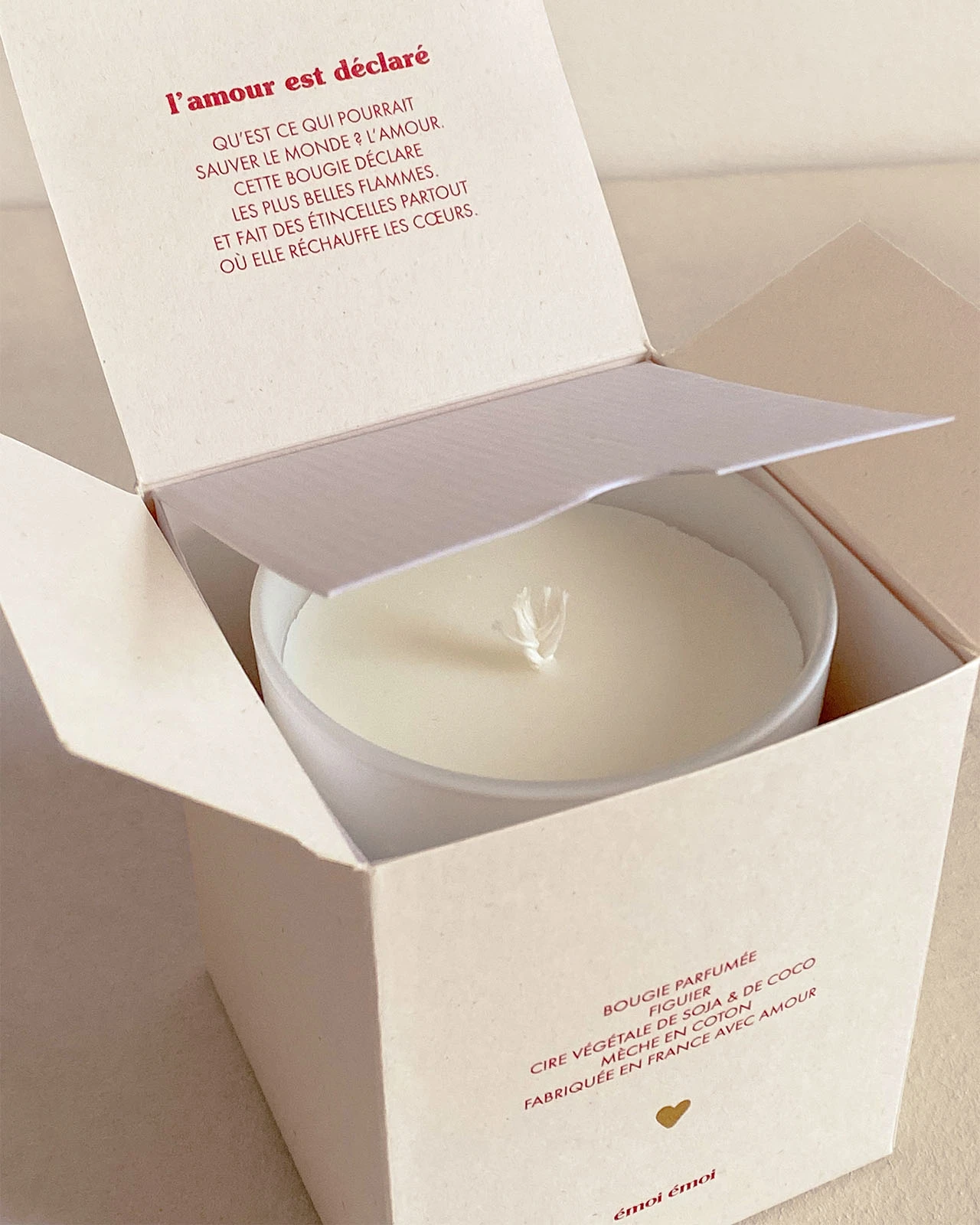 La Bougie L'amour Est Déclaré En Cire Végétale - Senteur Figuier - Rouge 5 La Bougie L'amour Est Déclaré En Cire Végétale - Senteur Figuier - Rouge – Image 3