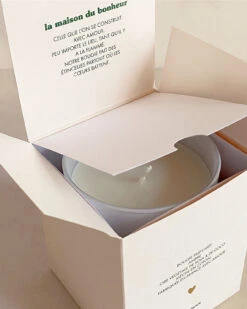 La Bougie La Maison Du Bonheur En Cire Végétale - Senteur Ambre - Vert Sapin -Bijoux Magasin 23SBougielamaisondubonheurvertemoiemoi IMG 7611web