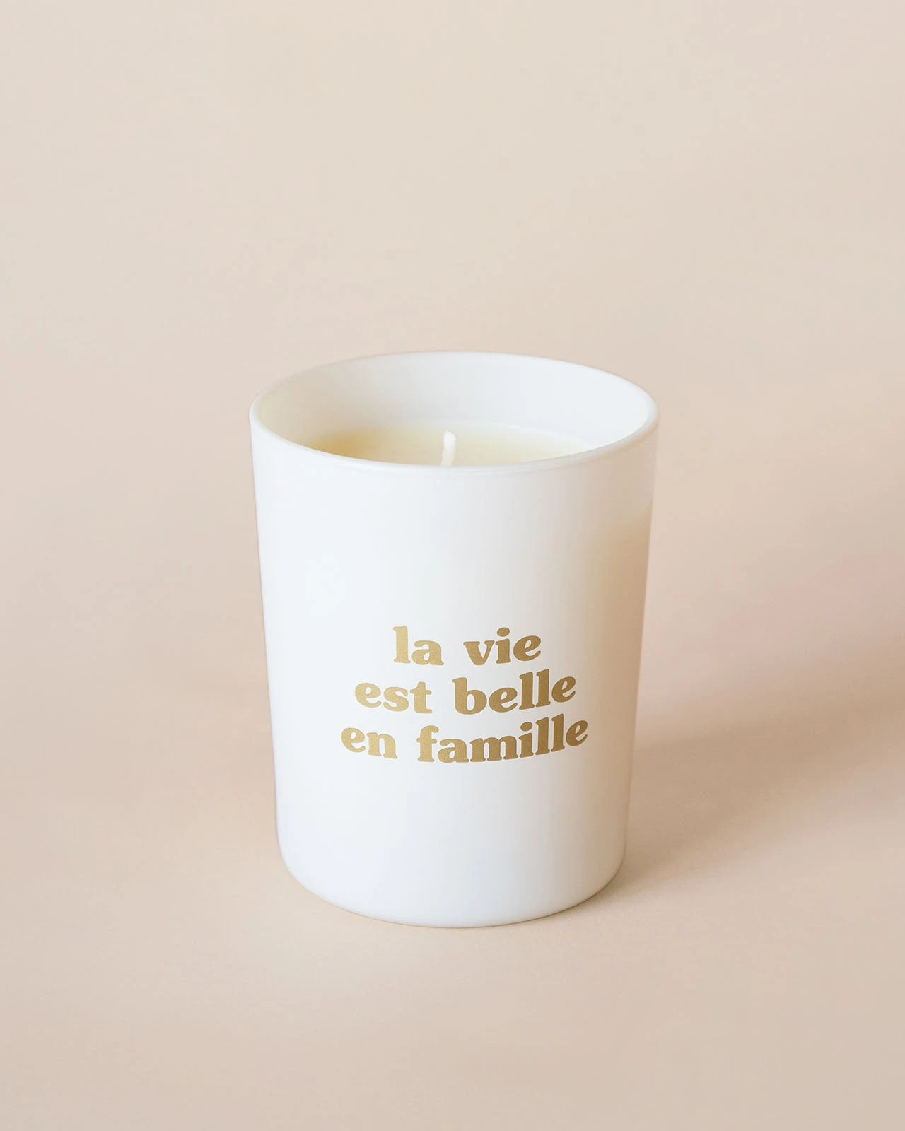 La Bougie La Vie Est Belle En Famille En Cire Végétale - Senteur Orange Canelle - Doré 5 La Bougie La Vie Est Belle En Famille En Cire Végétale - Senteur Orange Canelle - Doré – Image 3