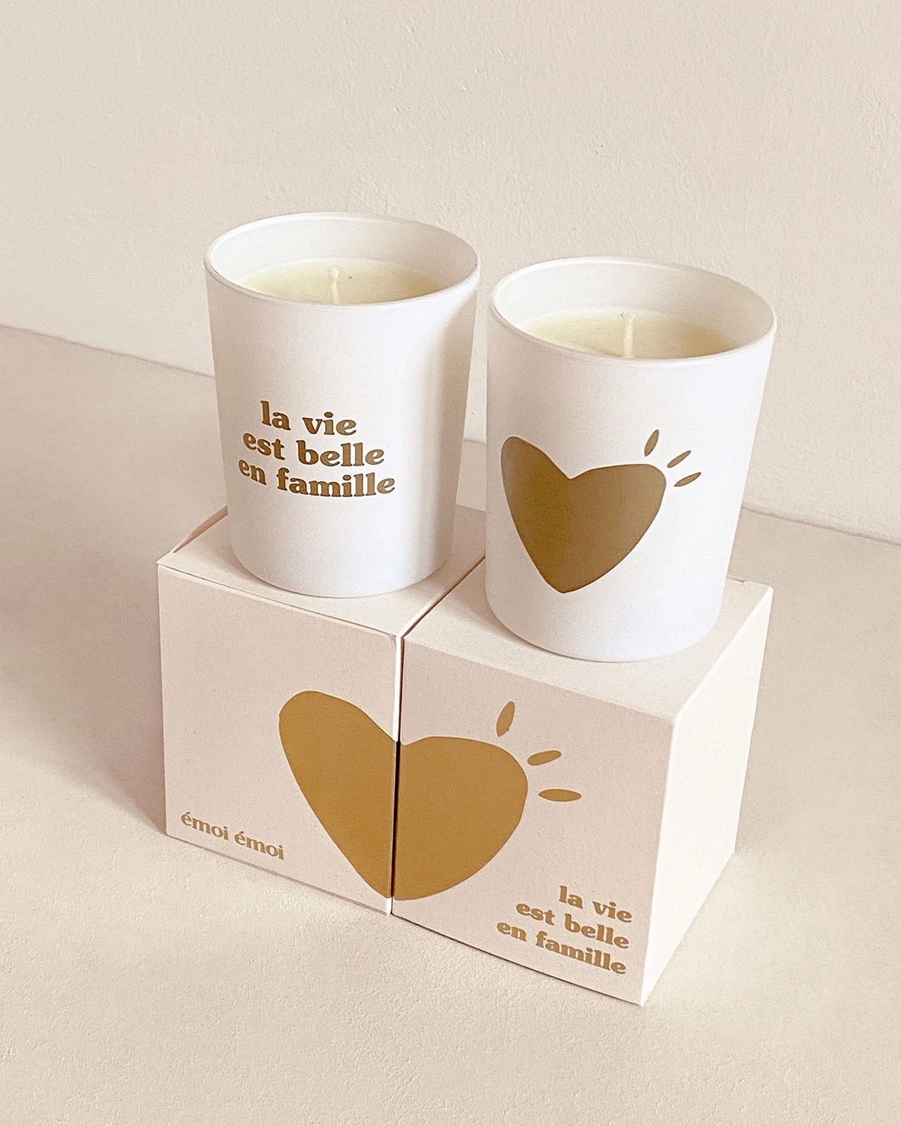 La Bougie La Vie Est Belle En Famille En Cire Végétale - Senteur Orange Canelle - Doré 4 La Bougie La Vie Est Belle En Famille En Cire Végétale - Senteur Orange Canelle - Doré – Image 2