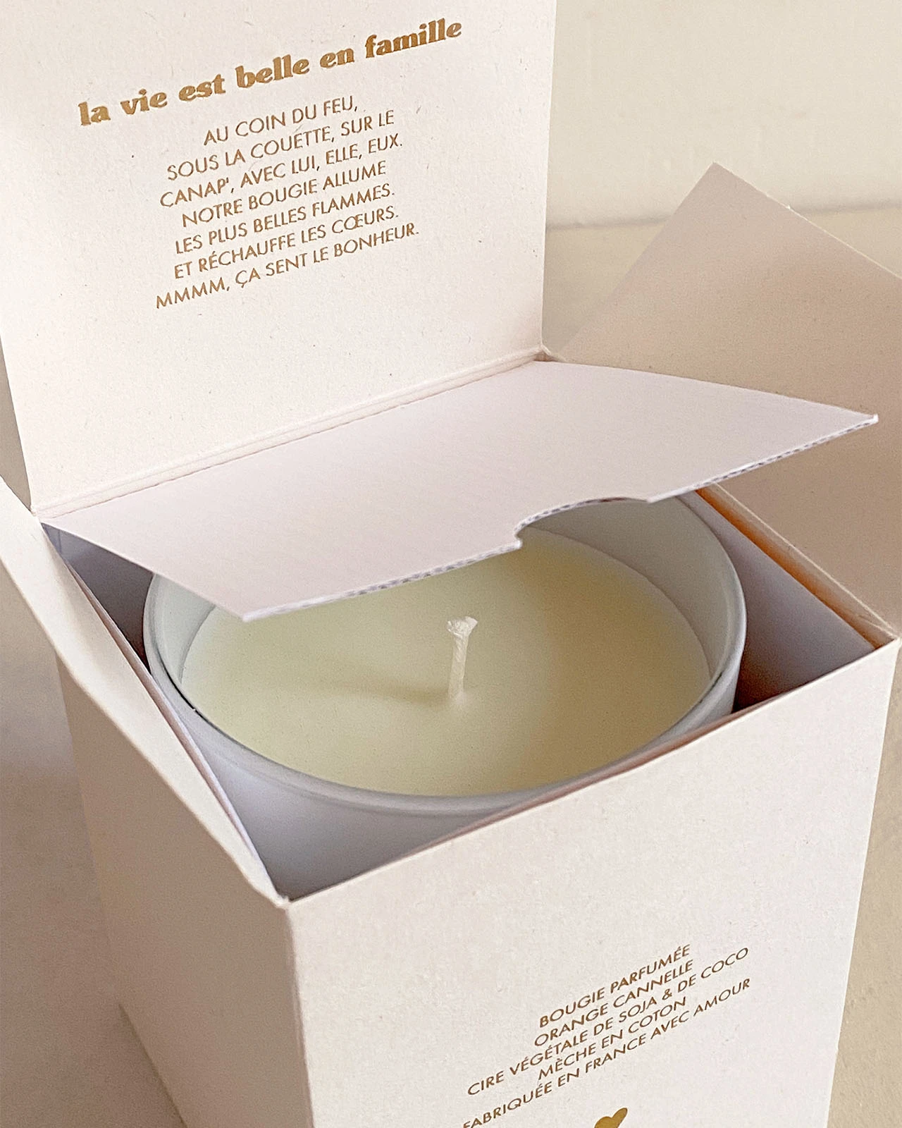 La Bougie La Vie Est Belle En Famille En Cire Végétale - Senteur Orange Canelle - Doré 7 La Bougie La Vie Est Belle En Famille En Cire Végétale - Senteur Orange Canelle - Doré – Image 5