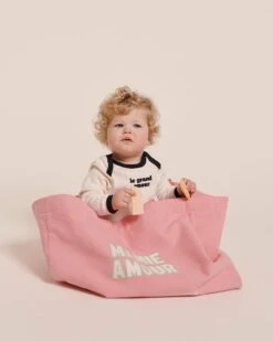 Le Cabas Brodé Mamie Amour - Rose -Bijoux Magasin 23SCabasmamieamour BodylegrandamourcremeemoiemoiLOOK21 2172web