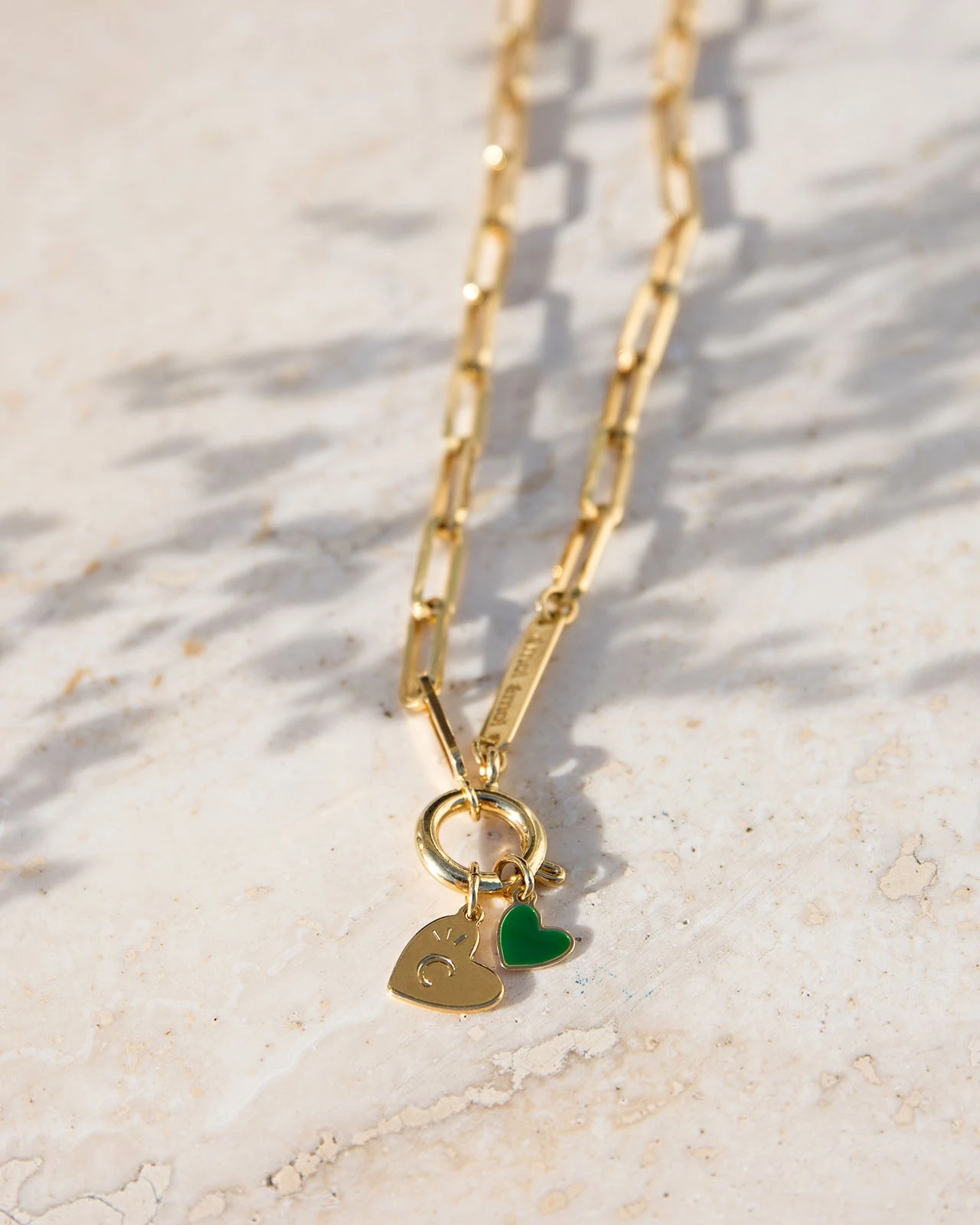 La Médaille Manon Petit Cœur Vert - Dorée à L'or Fin 24 Carats - 7mm 9 La Médaille Manon Petit Cœur Vert - Dorée à L'or Fin 24 Carats - 7mm – Image 7