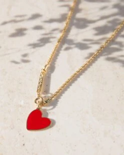 Le Collier Torsadé Doré à L'or Fin 24 Carats 16 Le Collier Torsadé Doré à L'or Fin 24 Carats -Bijoux Magasin 23SChainetorsadeeCOMPOMedaillonGrandCoeurrougeweb a4fab4a0 7bd8 4754 b6fa 6e6308f5c741