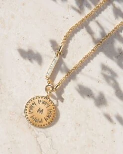 Le Collier Torsadé Doré à L'or Fin 24 Carats 17 Le Collier Torsadé Doré à L'or Fin 24 Carats -Bijoux Magasin 23SChainetorsadeeCOMPOmedailleinitiale15mmweb 3a23b9d6 7055 4080 b14b ba418fe2e317