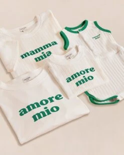 Le T-shirt Amore Mio Enfant En Coton Bio - Crème -Bijoux Magasin 23SCombiClovisamoremioenfantvert T shirtamoremio T shirtmammamia EmoiEmoi25 01 220797web 5e2b9d1f aa40 43bf 91ef ef7fe4bc8606