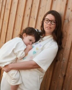 Le T-shirt Mama Love En Coton Bio - Blanc -Bijoux Magasin 23SFamilleMamaLoveAquarelleTSenfantallaitement pantalonlarsblanc jeanblanc Mamalove emoiemoi 12 2875web 7b2d8633 356e 402d a392 b947b12c1aa6