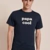 Le T-shirt Papa Cool En Coton Bio - Charbon -Bijoux Magasin 23SFamillecool T shirtpapacoolhommebleumarine salutlesplagistes emoiemoi 46 5074web