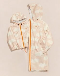 L'imperméable Nuages Enfant - Latte - Flotte X émoi émoi -Bijoux Magasin 23SImpermeablenuageenfant impermeablenuageadulteflotteemoiemoi 42 849webb 84d98ee0 54c8 484a aadb ca01131d7314
