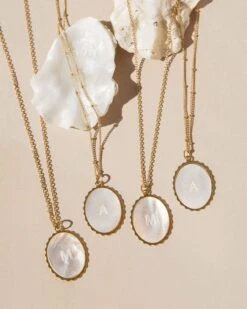 La Médaille Initiale Madeleine - Nacre - 22mm -Bijoux Magasin 23SMedailleMadeleine22mmNacre Chainesimpleemoiemoi 0N5A9837web