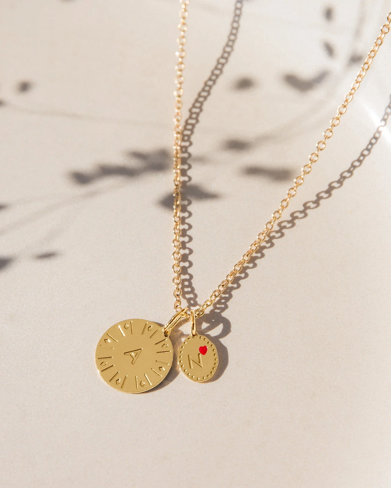 La Médaille Initiale Manoa - Rouge Et Dorée à L'or Fin 24 Carats - 10mm 11 La Médaille Initiale Manoa - Rouge Et Dorée à L'or Fin 24 Carats - 10mm – Image 9