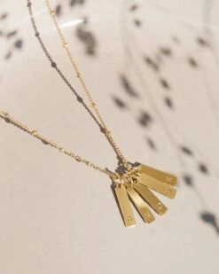 La Médaille Initiale Baguette - Dorée à L'or Fin 24 Carats - 15mm -Bijoux Magasin 23SMedaillefantaisie initialebaguettesAMOUR chaineboules emoiemoi 0N5A2868web