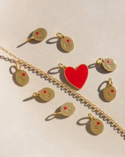 La Médaille Initiale Manoa - Rouge Et Dorée à L'or Fin 24 Carats - 10mm 29 La Médaille Initiale Manoa - Rouge Et Dorée à L'or Fin 24 Carats - 10mm -Bijoux Magasin 23SMedaillefantaisie initialemanoa medaillongrandcoeuremailrougechainesimpleemoiemoi 0N5A2823retouchesweb