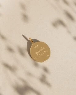 La Médaille Précieuse Seule Grande Sœur - En Vermeil - 17mm 14 La Médaille Précieuse Seule Grande Sœur - En Vermeil - 17mm -Bijoux Magasin 23SMedailleprecieuse GrandeSoeur vermeil 17mm emoiemoi 0N5A26792web 6157df21 b90b 40b8 86c2 3980cfe4fb9d