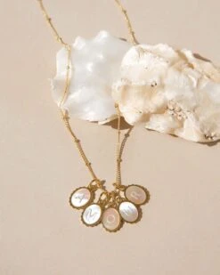 La Médaille Initiale Marguerite - Nacre - 8mm 26 La Médaille Initiale Marguerite - Nacre - 8mm -Bijoux Magasin 23SMedaillesMarguerite8mmNacre Chaineboulesemoiemoi 0N5A9935web