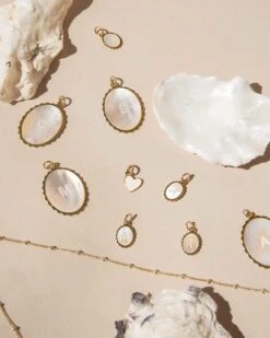 La Médaille Initiale Madeleine - Nacre - 22mm -Bijoux Magasin 23SMedaillesinitialesMadeleine22mm Marguerite8mm MedailleMaenacre Chaineboulesemoiemoi 0N5A0002web 390342e9 4219 4d99 80e9 911f88da34a7