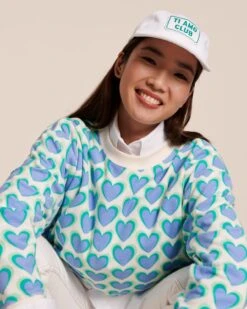 Le Sweat Scarlett En éponge - Coeurs à L'infini -Bijoux Magasin 23SSweatScarlettcoeursfemme Casquettetiamoclub jeanecrufemme emoiemoi 26 3134web
