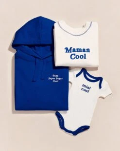 Le Hoodie Papa Super Super Cool - Bleu -Bijoux Magasin 23SSweatbleupapasupersupercoolhomme sweatblancmamancoolfemme bodyminicool emoiemoiTOPSHOT 19 855web