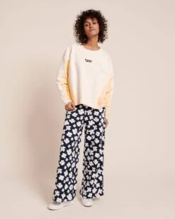 Le Sweat Le Grand Amour Femme - Jaune/crème -Bijoux Magasin 23SSweatlegrandamourfemmejaune PantalonPaulinefemmeanemonesbleunuit emoiemoi 22 2310web afe41cf2 a3e7 4cec 9ccc f68b46e8f784