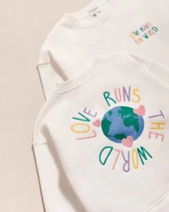 Le Sweat Love Runs The World Enfant En Coton Bio - Blanc 14 Le Sweat Love Runs The World Enfant En Coton Bio - Blanc -Bijoux Magasin 23SSweatloverunstheworldfemme sweatloverunstheworldenfant emoiemoi TOPSHOT 16 729web 55683325 8d13 4837 9cb1 20d812e5b114