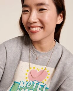 Les Boucles D'oreilles Céleste Petit Cœur Rose - Dorées à L'or Fin 24 Carats -Bijoux Magasin 23SSweatmotelamour Bouclesd oreilleCelesterose CollierColombe MedailleManonrose emoiemoi 22 2616web