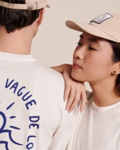 Le T-shirt Vague De Love Unisexe En Coton Bio - Blanc -Bijoux Magasin 23ST shirtVaguedelovehomme casquettevaguedelove emoiemoi LOOK49 5364web 17521c80 f62f 4677 9295 123d68a983f7