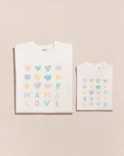 Le T-shirt Mama Love En Coton Bio - Blanc -Bijoux Magasin 23ST shirtcoeursmamalovefemme t shirtcoeursbabyloveenfant loverunstheworld emoiemoi TOPSHOT 15 706web 19728f68 419f 4986 b79b c97ba0267b41