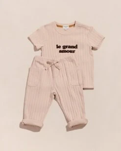 Le Pantalon Bébé Lars En Coton Bio - Latte -Bijoux Magasin 23ST shirtfamillelegrandamour T shirtLegrandamourenfantlattePantalonLarslatte emoiemoi 32 570web