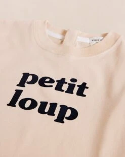 Le T-shirt Petit Loup En Coton Bio - Latte -Bijoux Magasin 23ST shirtfamilleloup T shirtpetitlouplatte emoiemoi15 211116 FB OLYBE DAY2 1103web