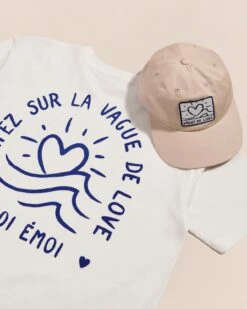 Le T-shirt Vague De Love Unisexe En Coton Bio - Blanc -Bijoux Magasin 23ST shirtvaguedeloveadulte T shirtvaguedeloveadulte casquettevaguedeloveadulte emoiemoi 32 503web f50cf421 3fd9 42f8 a728 1085469b2dae