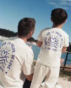 Le T-shirt Vague De Love Enfant En Coton Bio - Blanc -Bijoux Magasin 23ST shirtvaguedeloveadulte T shirtvaguedeloveenfant pantalonlarsivoire emoiemoi 0008568 R1 03 4Aweb