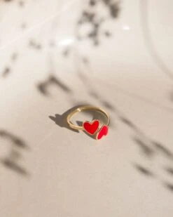 La Bague Billie 2 Cœurs Rouges - Dorée à L'or Fin 24 Carats 14 La Bague Billie 2 Cœurs Rouges - Dorée à L'or Fin 24 Carats -Bijoux Magasin 23Sbague deuxcoeuremailrougeemoiemoi 0N5A2312web