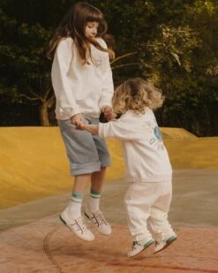 Les Tennis Superga X émoi émoi – Enfant – Ivoire -Bijoux Magasin 23Sbasketsupergafemme basketsupergaenfant sweatloverunstheworldfemme sweatloverunstheworldenfant pantalonlarsivoire pixelsfromanaisemoiemoi 0318web e35d44d7 fbc0 4bb7 b83b 363943f42642