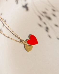 La Médaille Misia Grand Cœur Rouge - Dorée à L'or Fin 24 Carats - 15mm -Bijoux Magasin 23Smedaillefantaisie initialecoeurdore medaillongrandcoeurMisarouge chainesimple emoiemoi 0N5A3083web