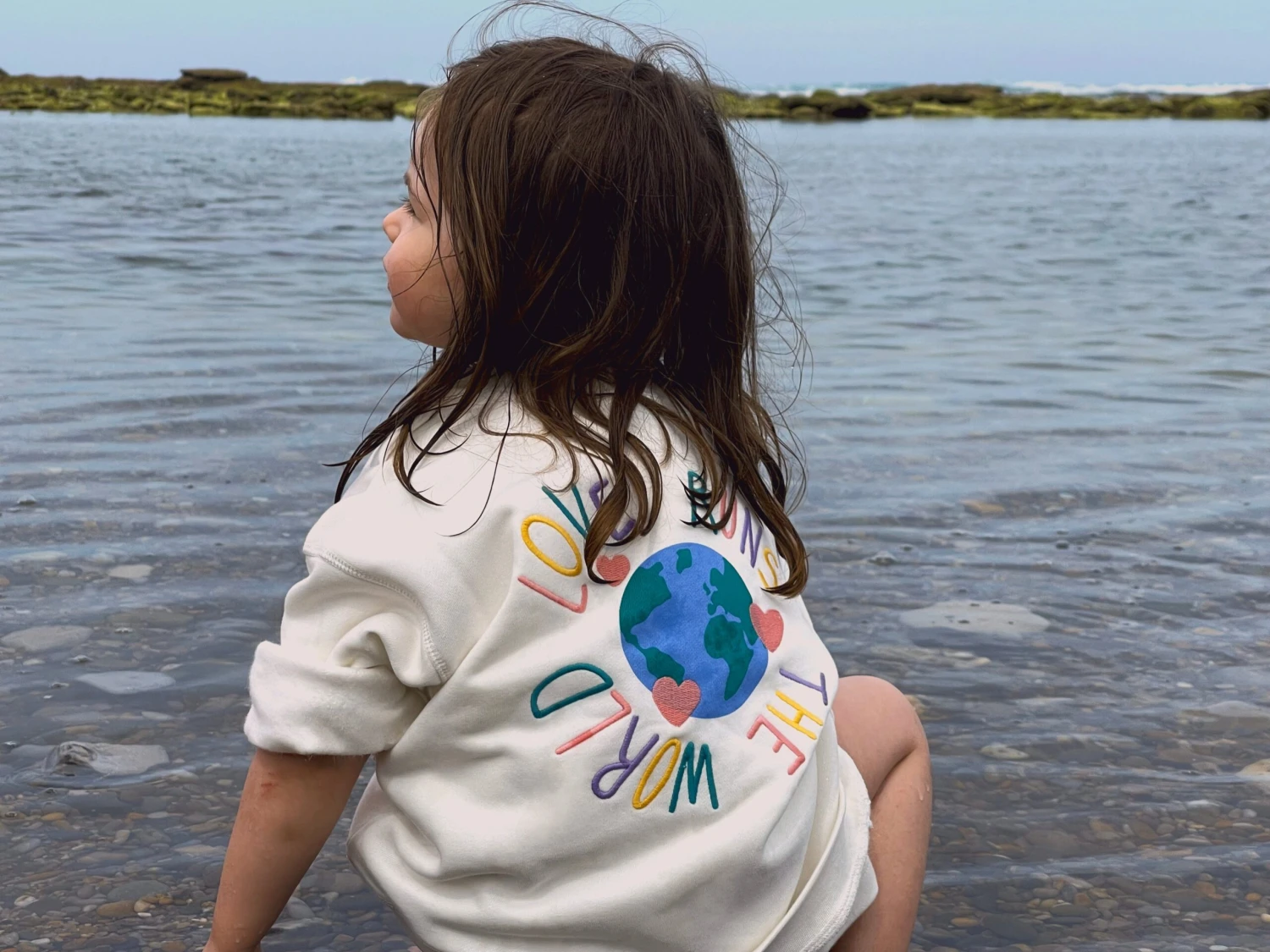 Le Sweat Love Runs The World Enfant En Coton Bio - Blanc 4 Le Sweat Love Runs The World Enfant En Coton Bio - Blanc – Image 2