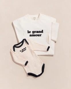 Le T-shirt D'allaitement Le Grand Amour En Coton Bio - Blanc 16 Le T-shirt D'allaitement Le Grand Amour En Coton Bio - Blanc -Bijoux Magasin 23St shirtlegrandamourallaitementfemme bodylegrandamourcremeenfant emoiemoi 06 321web