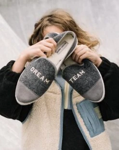 Les Chaussons Dream Team Femme Gris - Angarde X émoi émoi -Bijoux Magasin 23WAngardeChaussonsgrisDreamTeam pixelsfromanaisemoiemoi SPACESHEEP 4535web