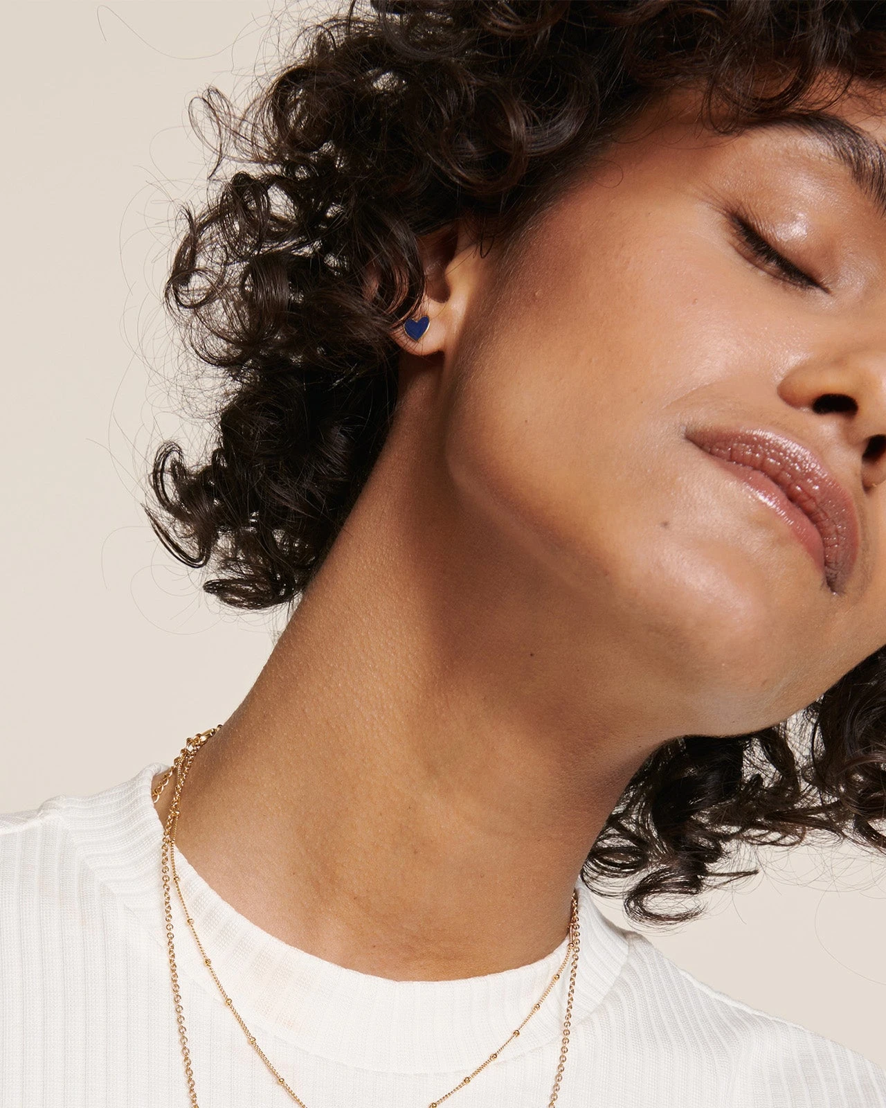 Les Boucles D'oreilles Céleste Petit Cœur Bleu - Dorées à L'or Fin 24 Carats 4 Les Boucles D'oreilles Céleste Petit Cœur Bleu - Dorées à L'or Fin 24 Carats – Image 2