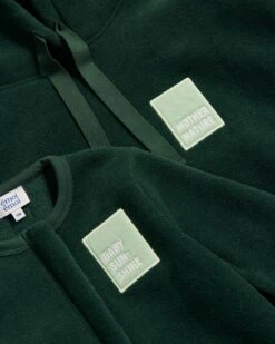 La Combinaison Baby Sunshine En Polaire Recyclée - Vert Nuit -Bijoux Magasin 23WPolaireverteCombiBabySunshine HoodieMotherNaturevertnuit emoiemoi 02 160web