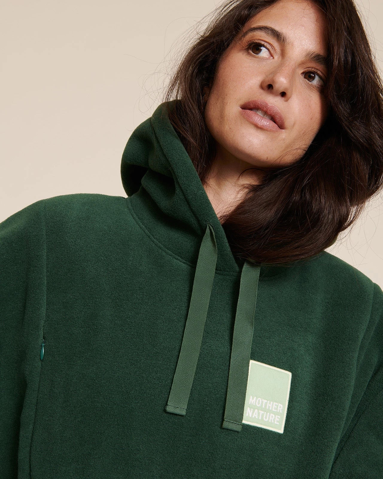 Le Hoodie D'allaitement Mother Nature En Polaire Recyclée - Vert Nuit 6 Le Hoodie D'allaitement Mother Nature En Polaire Recyclée - Vert Nuit – Image 4
