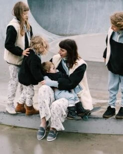 Les Chaussons Dream Team Femme Gris - Angarde X émoi émoi -Bijoux Magasin 23WPyjamaDreamTeamenfantadulte PyjamaSpaceSheepenfant Sweattrappeursunsunnyallaitementgrisanthracite VestemoumouteVicVicky pixelsfromanaisemoiemoi SPACESHEEP 4556web