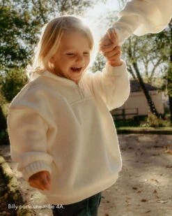 Le Sweat Sun En Polaire Recyclée Et Le Legging Flower Thérapie 23 Le Sweat Sun En Polaire Recyclée Et Le Legging Flower Thérapie -Bijoux Magasin 23WSweattrappeurpolaireblancsunenfant lafamilledesloupsemoiemoi4webtaille 962c81f7 705f 45c3 abfe a076730a13ec