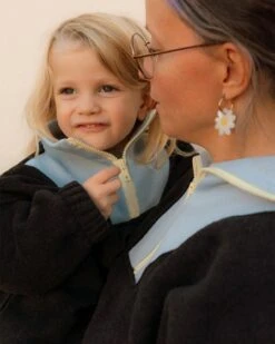 Le Sweat Sunny En Polaire Recyclée Et Col Zippé - Gris 38 Le Sweat Sunny En Polaire Recyclée Et Col Zippé - Gris -Bijoux Magasin 23WSweattrappeurpolairegrisanthracitesunenfant sunnyfemme lafamilledesloupsemoiemoi2web