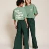 Le T-shirt Love Your Mother Nature Unisexe En Coton Bio - Vert Sauge -Bijoux Magasin 23WT shirtJijiLoveyourmothernaturevertsauge pantalonPaulinavertnuit emoiemoi 01 33web